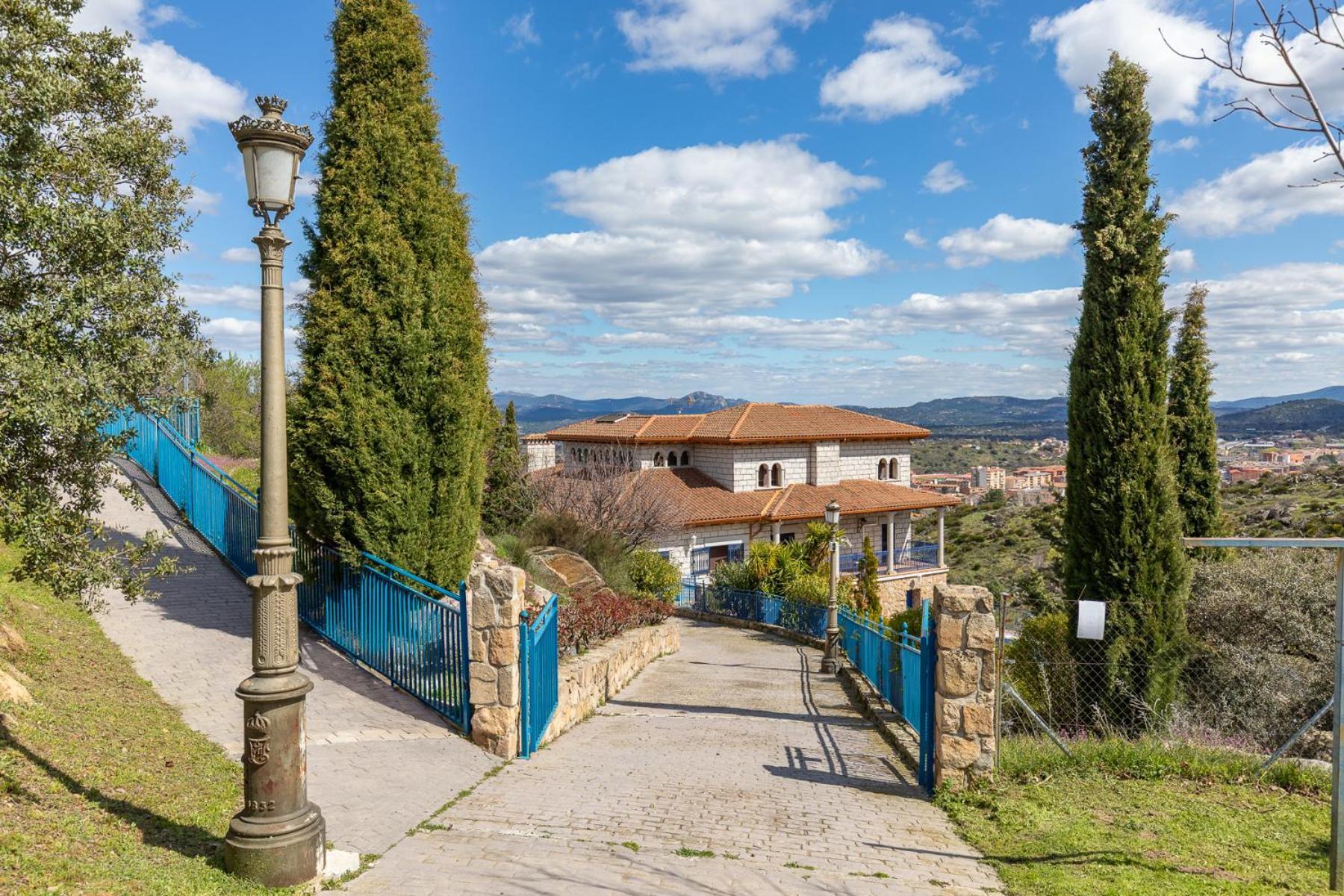 Mansion Con Jacuzzi A 40 Grados, Gran Piscina Y Padel Βίλα El Tiemblo Εξωτερικό φωτογραφία